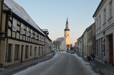 Blick aus der Toreinfahrt auf Kirche und Innenstadt